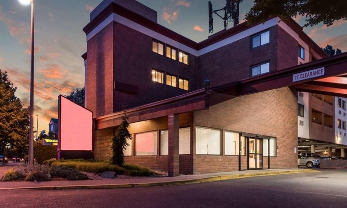 SeaTac Hotel | Convenient Seattle Airport Accommodation! Relaxing Stay | Free Airport Shuttle