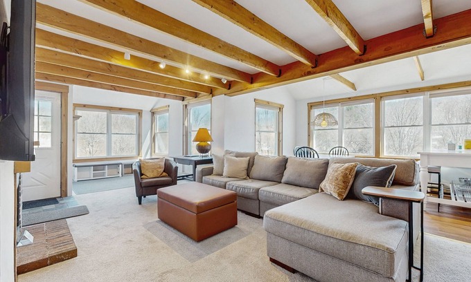 Proctorsville Condo | Convenient village condo w/mountain views, close to Okemo, partial a/c, w/d