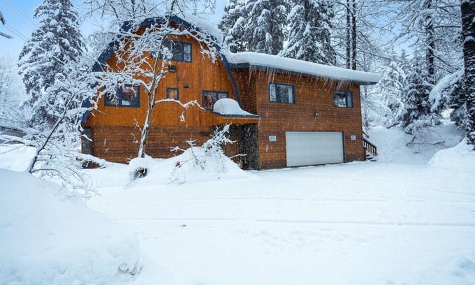 Alyeska Apartment | Conveniently located condo near skiing & hiking