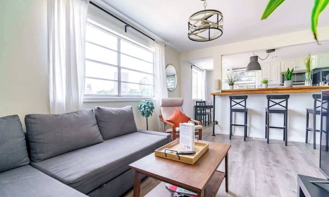 Victorian Village Apartment | Convention - Pets - Private Parking - Short North