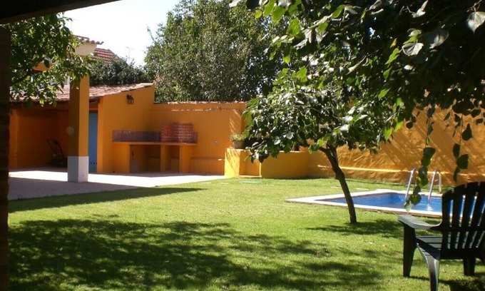 Azoia de Baixo Cottage | Converted cottage in a typical Ribatejo village sleeping 4-5 people with pool.