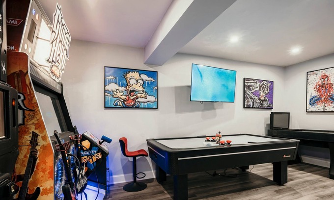 Sturgeon Bay House | Cool + Modern! Arcades, Movie RM, Private Pond!