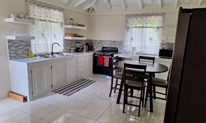Fond Cani House | Cool Valley Guesthouse 3mins from Roseau 2bedrooms