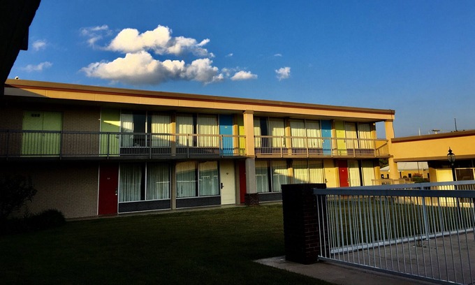 Mountain Home Hotel | Cool Vintage Retro Hotel Located on the Quiet Side of Mountain Home