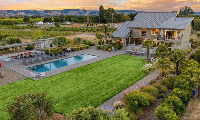 Sonoma House | Coplan Vineyards | 10-Acre Estate w/Pool, Spa, Bocce & Designer Interiors