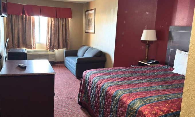Central Oklahoma City Hotel | Coratel Inn & Suites Santa Fe OKC Deluxe 1 King Bed Smoking