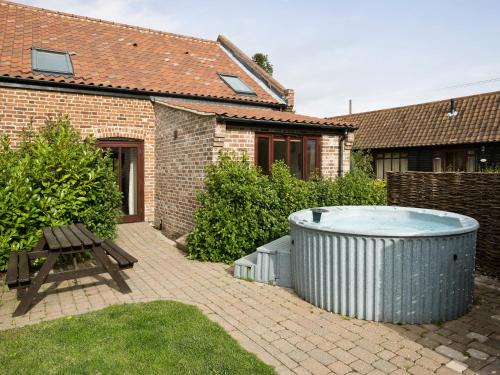 Potter Heigham House | Coriander - E4323