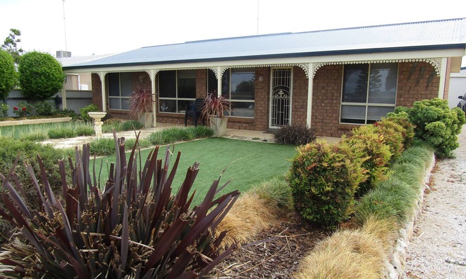 Dalrymple House | Corleighson @ Oyster on Point - 3 bedroom holiday home - Off peak special!