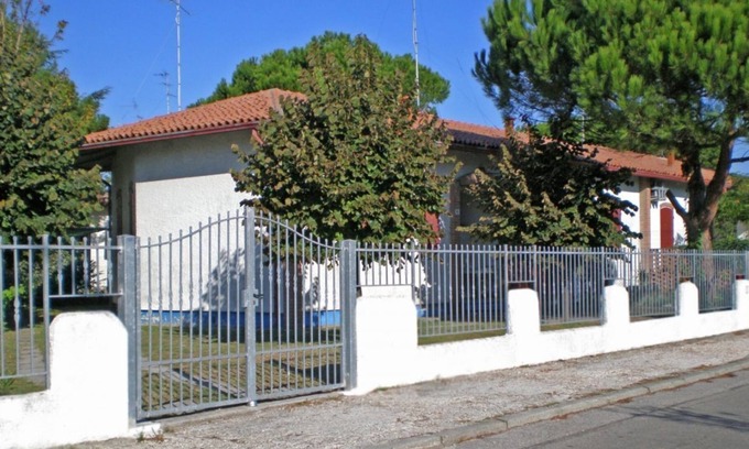 Lido delle Nazioni Villa | Corner villa with huge shaded garden, 6 beds 600 meters from the sea