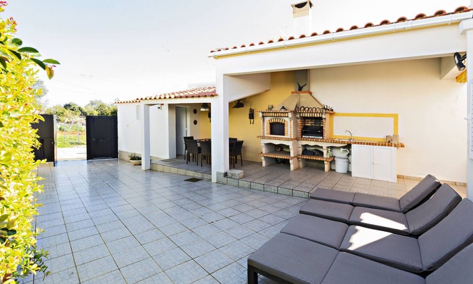 Vila Real Santo Antonio House | Cosy, with backyard and barbecue area