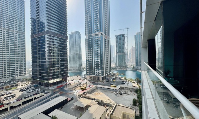 Jumeirah Lake Towers Apartment | Cosmos Living Majestic Studio GCV2