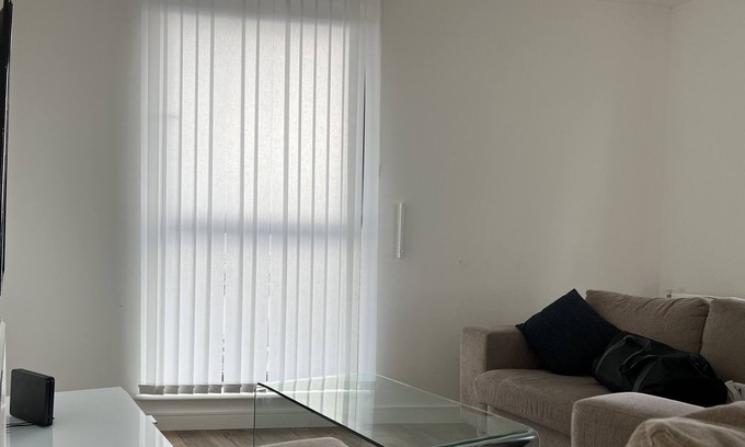 Royal Docks Apartment | Cossy 1 Bed Apartment in London