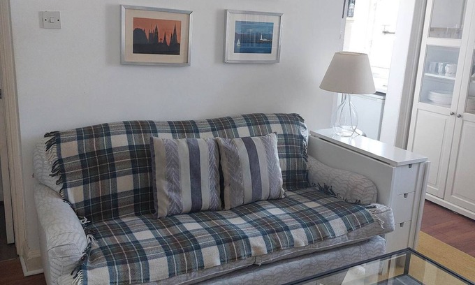 West End Apartment | Cosy 1-bed apartment in Dean Village - the most picturesque area of Edinburgh 🌳