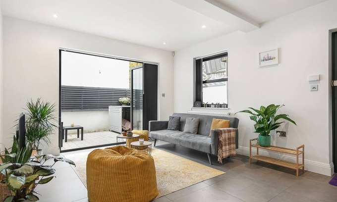 Southfields Apartment | Cosy 1 Bed Beauty with Private Outdoor