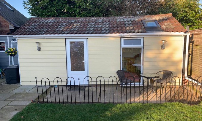 Colchester Apartment | Cosy 1 Bed Garden Annexe