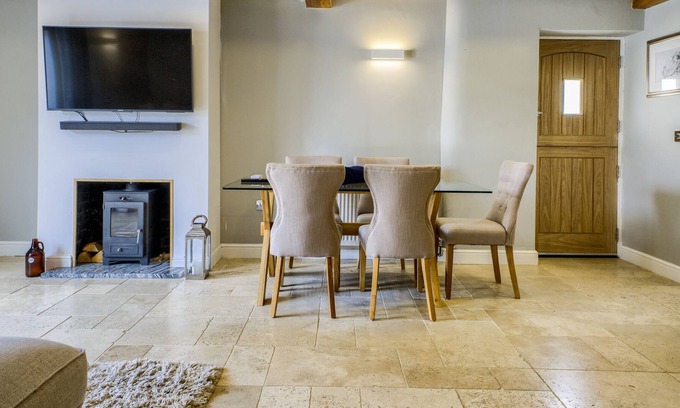 Aston-le-Walls Cottage | Cosy 2-Bed Cottage 10 min to Warwick w/ a hot tub!