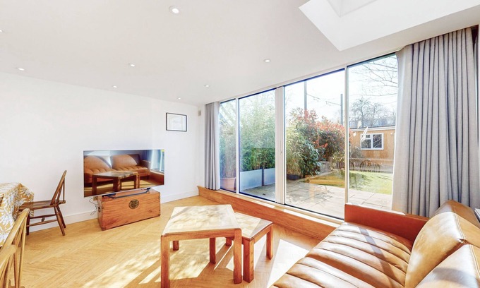 Abbey Apartment | Cosy 2BD garden flat in Wimbledon near the tube