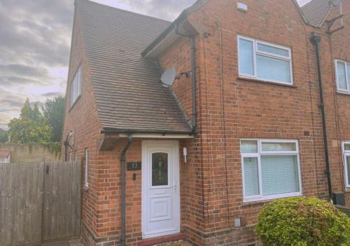Newark upon Trent Apartment | Cosy 2BR House on Quiet Street