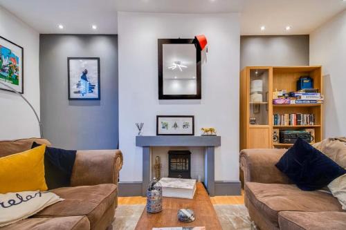 Meltham House | Cosy 3-Bed Country Escape, Family & Pets , Sleeps 5