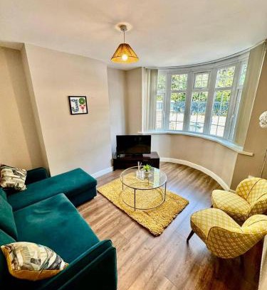 Oldbury House | Cosy 3-bed house in Birmingham with free parking