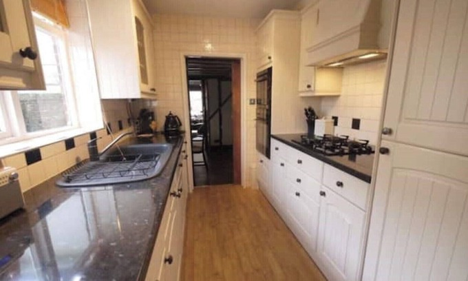 Waltham Cross Cottage | Cosy 3-Bedroom Character Cottage in Historic Waltham Cross