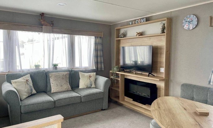 Ampney Crucis Cabin | Cosy 3 Bedroom Caravan in South Cerney