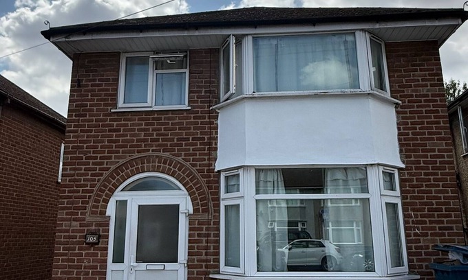 Oxford House | Cosy 3-Bedroom Home + Parking & Bus
