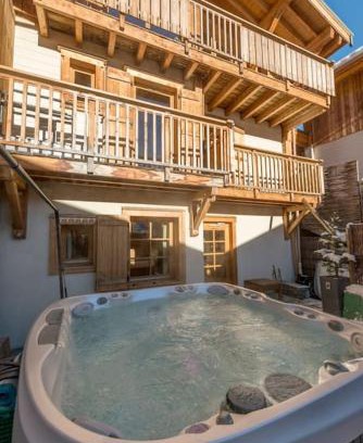 Saint-Marcel Ski Chalet | Cosy 4 bedroom chalet with hot tub (Chalet Velours)