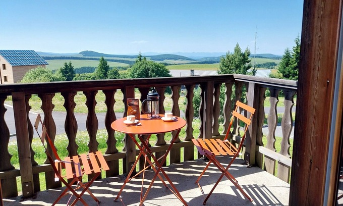 Besse-et-Saint-Anastaise Apartment | Cosy apartment T2 * 5 pers * Super Besse * balcony * parking * beautiful surroundings