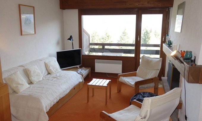 Le Bettex Apartment | Cosy apartment for 5 guests with WIFI, pool, TV and balcony