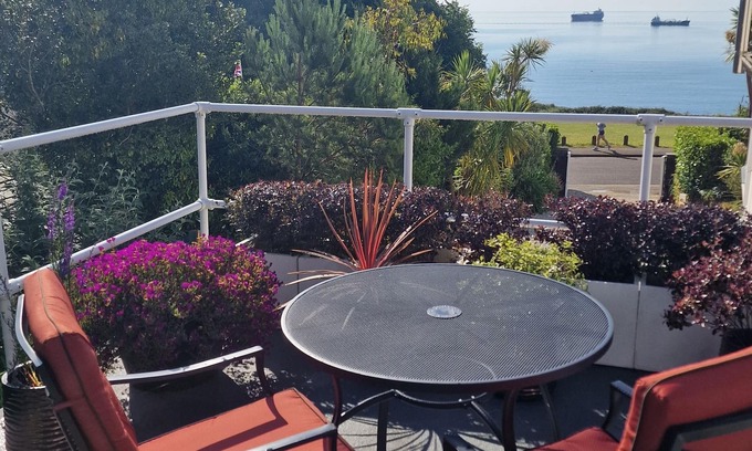 Maenporth Apartment | Cosy Annexe Apartment with Seaview Terrace, Secure Parking & EV Charging.