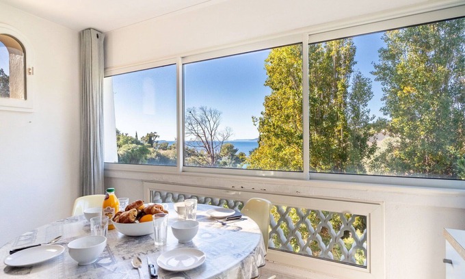 Le Rayol Apartment | Cosy apartment for 4 guests with WIFI, A/C, TV and parking