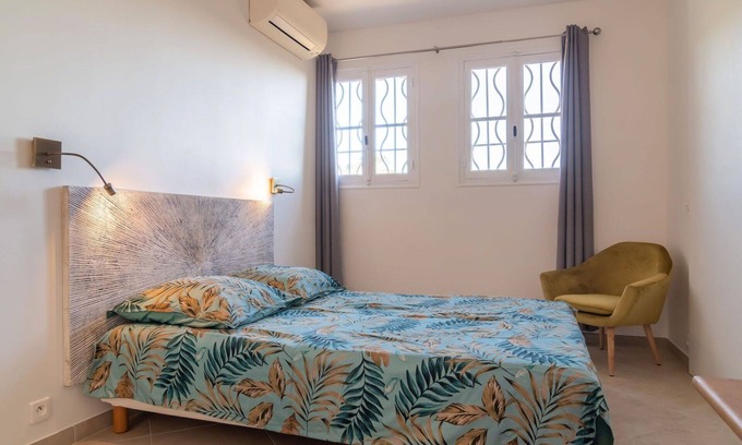 Le Rayol Apartment | Cosy apartment for 4 guests with A/C, WIFI, TV and terrace