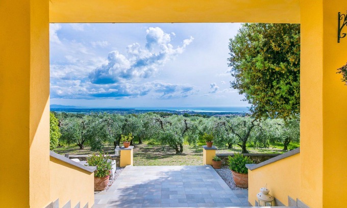 Rosignano Marittimo Apartment | Cosy apartment for 4 people with WIFI, TV, terrace, pets allowed, panoramic view and parking