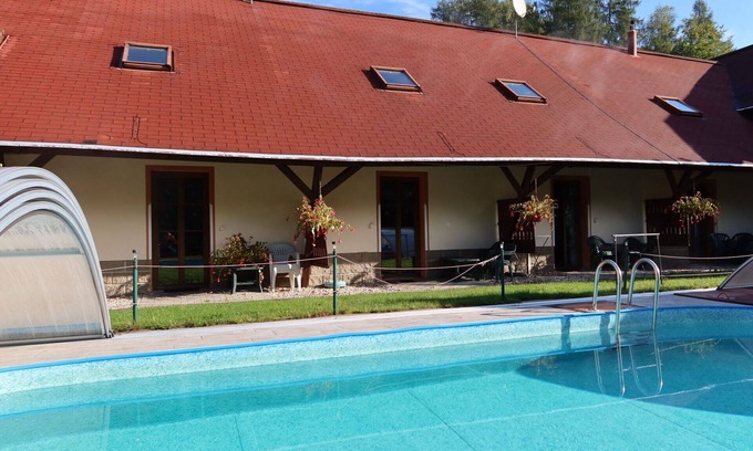 Desna Apartment | Cosy apartment for 4 people with pool, WIFI, TV, patio and parking