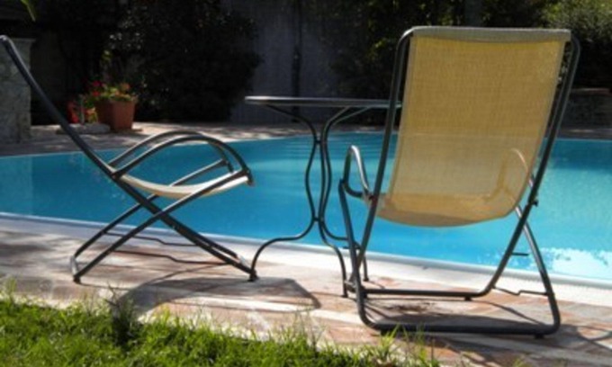 Colle di Val d'Elsa House | Cosy apartment in villa for 2 guests with pool, TV, patio, pets allowed and parking