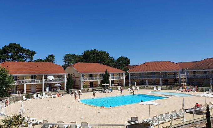 Le Verdon-sur-Mer Apartment | Cosy apartment for 4 people with pool, WIFI, TV, terrace and pets allowed