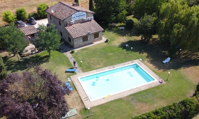 Poggiarello Villa | Cosy apartment in villa for 2 people with pool, A/C and TV, close to Siena