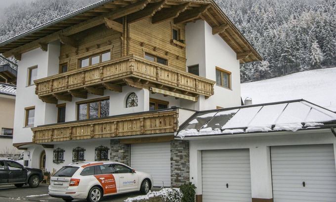 Bruck am Ziller Apartment | Cosy apartment for 4 guests with WIFI, TV and balcony