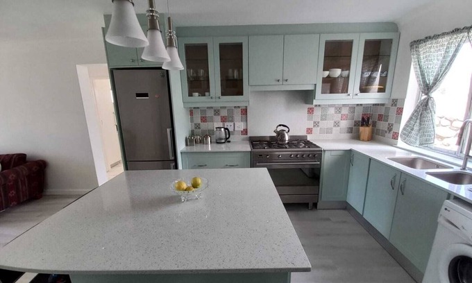Hermanus Apartment | Cosy apartment by the ocean, located in a family friendly town.
