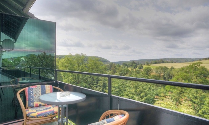 Bromskirchen Apartment | Cosy apartment for 4 people with WIFI, TV, balcony, pets allowed, panoramic view and parking