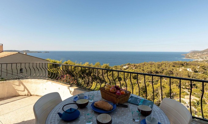 Carqueiranne Apartment | Cosy apartment for 4 guests with WIFI, A/C, TV and terrace