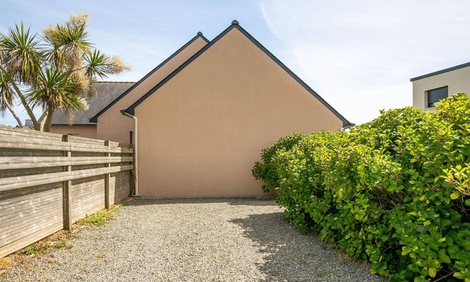 Plougonvelin Apartment | Cosy apartment for 2 guests with WIFI, TV, patio, pets allowed and panoramic view