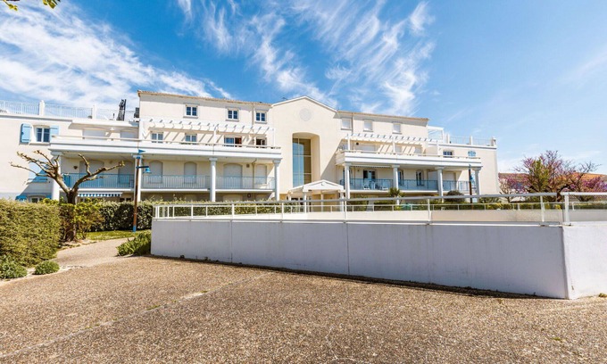 Vaux-sur-Mer Apartment | Cosy apartment for 4 guests with pool, WIFI, TV, balcony and pets allowed