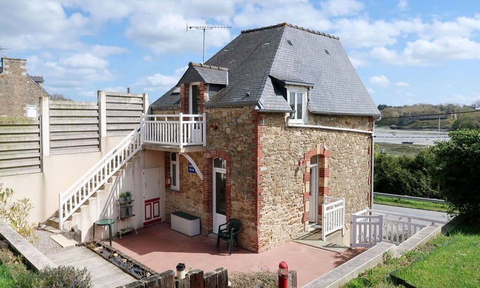 Crehen Apartment | Cosy apartment for 2 people with WIFI, TV, terrace and parking