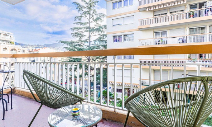 Cimiez Apartment | Cosy apartment for 2 people with WIFI, A/C, TV, terrace, pets allowed and panoramic view