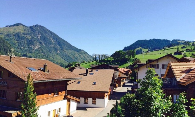 Zweisimmen Apartment | Cosy apartment for 4 guests with WIFI and balcony
