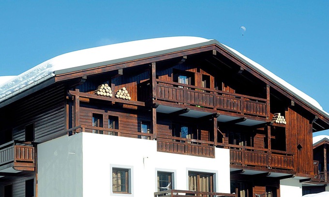 Les Gets Apartment | Cosy apartment for 4 guests with pool, WIFI, TV, terrace and pets allowed