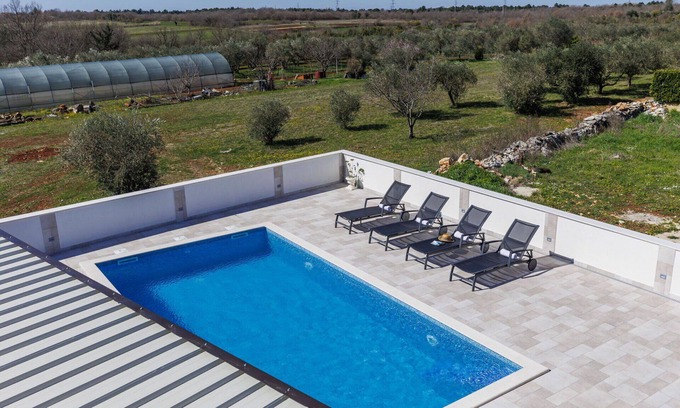 Umag Apartment | Cosy apartment for 4 guests with A/C, hot tub, WIFI, TV, terrace and parking
