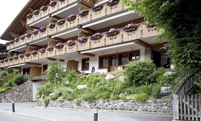 Gstaad Apartment | Cosy apartment for 4 people with WIFI, TV and balcony